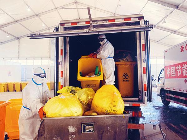 在武汉医疗废弃物应急处置中心,从各大医院收集的医疗废弃物被搬运至
