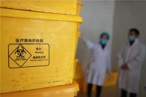2月11日,环保执法人员在玉屏侗族自治县人民医院检查医疗废弃物管理